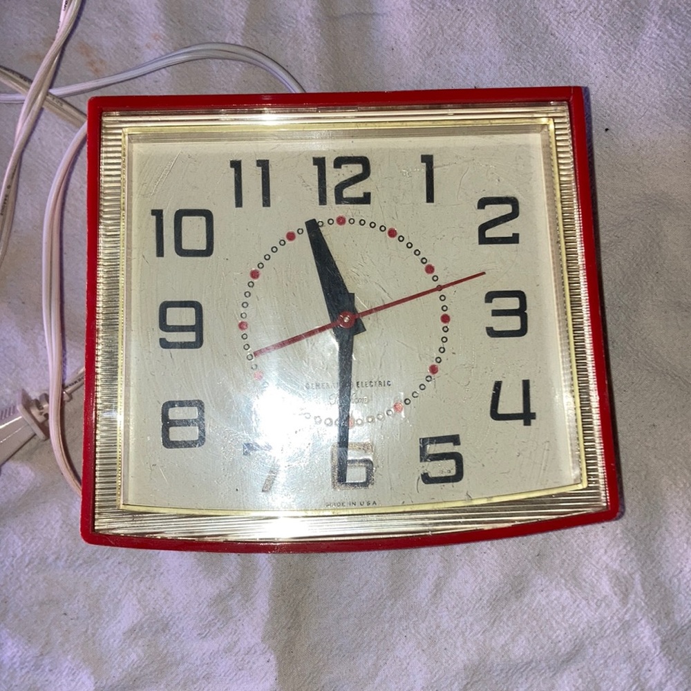 VINTAGE G.E. TELECHRON MODEL 2H1108 RED ELECTRIC WALL CLOCK-TESTED.